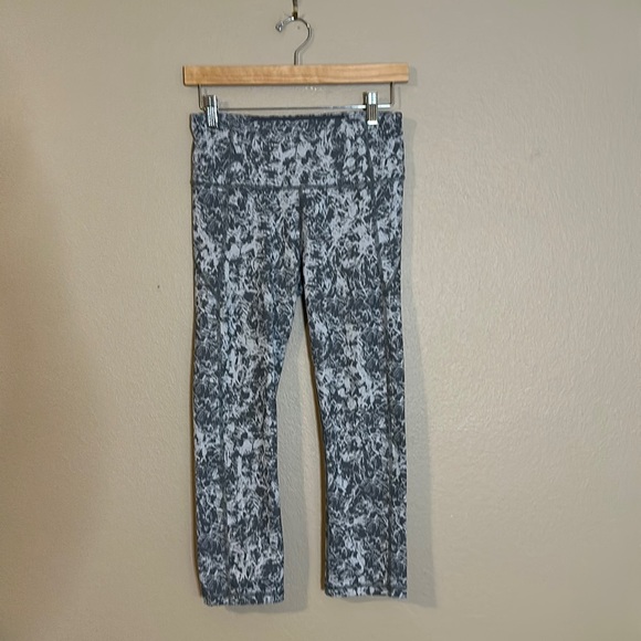 Under Armour Leggings 21” Mid-length with Back Pocket Size Small - Picture 2 of 5